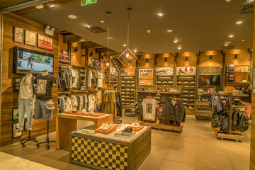 大型商場(chǎng)服裝專賣(mài)店