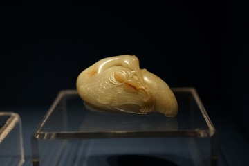 清代青玉銜桃鶴