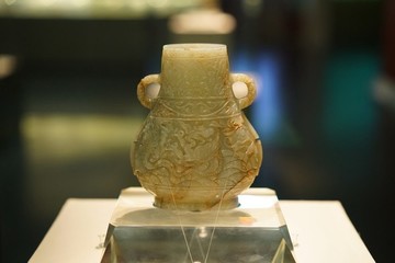 元代青玉翼龍紋雙耳壺