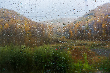 玻璃上的雨水