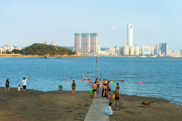 沙灘游玩的人們