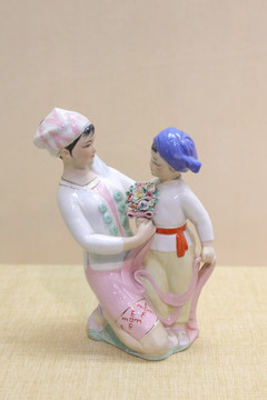 瓷塑人物獻(xiàn)花