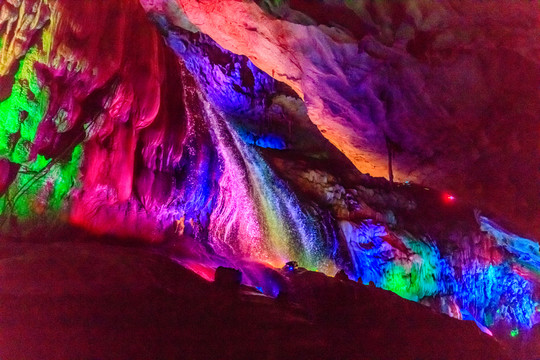 中國連州大口巖地下河溶洞飛瀑
