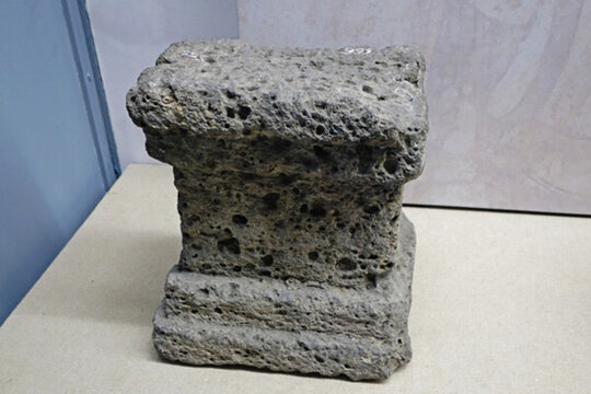 唐渤海玄武巖基座