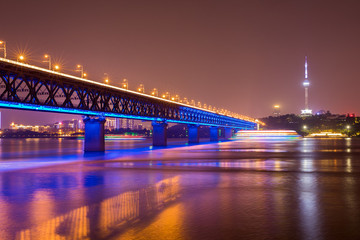 武漢長(zhǎng)江大橋夜景
