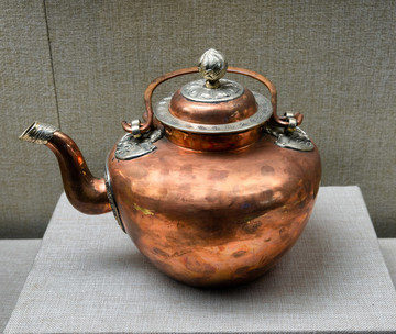 銅鏨花水壺