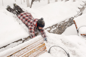 戲雪的少年