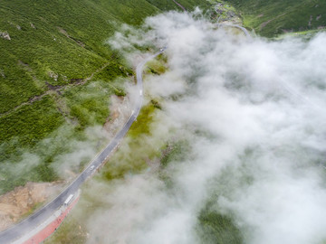 云霧中的公路