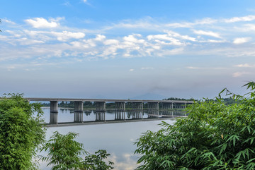 云彩天空河流公路大橋背景
