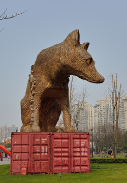 巨型狐狸雕塑正面实拍