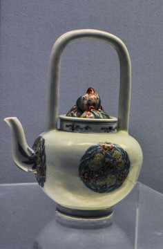 景德鎮(zhèn)窯斗彩蟠桃提梁壺