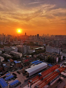 夕陽下俯瞰城市建筑工地