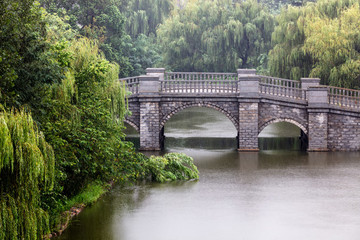 柳樹石橋