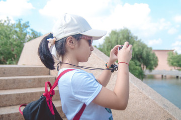 拿手機(jī)拍照的女孩