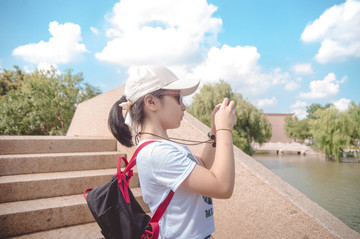 拿手機拍照的女孩