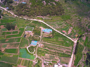 航拍北方山區(qū)農(nóng)村田園風光