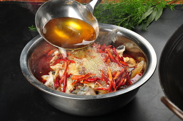 油燜潑辣魚(yú)