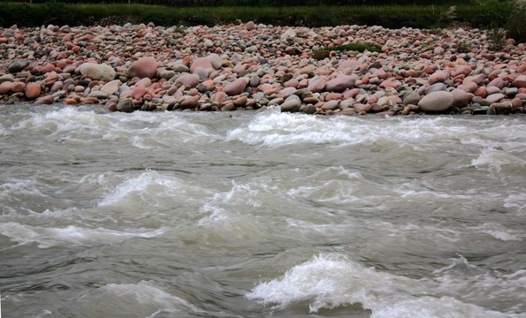 河灘水流