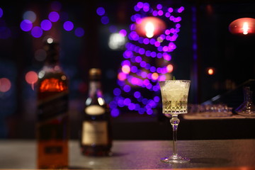 吧臺(tái)上的雞尾酒