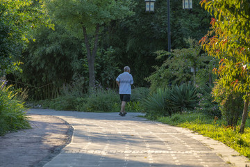 公園跑步的老人背影