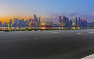 道路地面和杭州現(xiàn)代建筑群