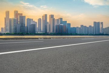 道路地面和錢江新城建筑天際線