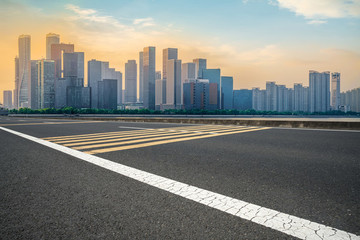 道路地面和錢江新城建筑天際線