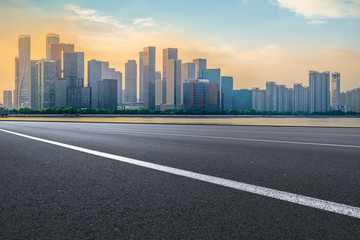 道路地面和杭州錢江新城摩天大樓