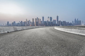 道路路面和重慶現(xiàn)代建筑群