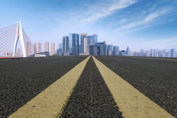 道路路面和重慶城市建筑天際線