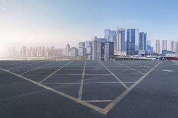 道路路面和重慶城市建筑天際線(xiàn)