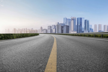 道路路面和重慶城市建筑天際線