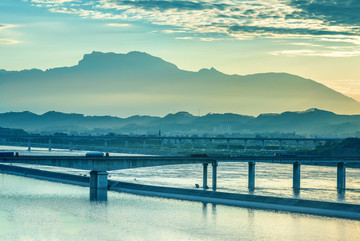 晚霞峨眉山大渡河高速公路大橋
