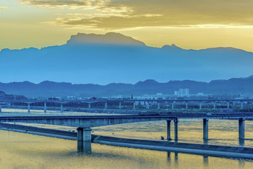 晚霞峨眉山大渡河高速公路大橋