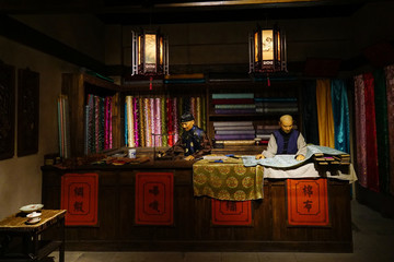 老上海綢布店蠟像