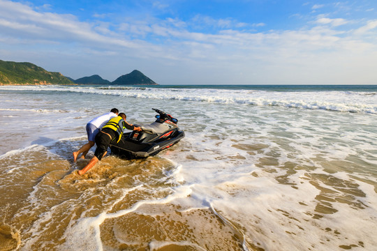 中國海南南灣猴島七彩沙灘水上摩