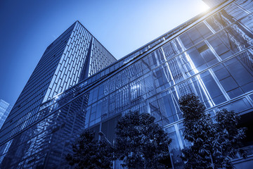 仰拍現(xiàn)代建筑高端寫字樓