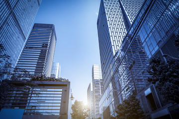 仰拍現(xiàn)代建筑高端寫字樓