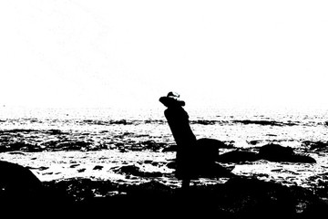 海邊彎腰剪影