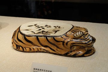 虎形花卉紋枕