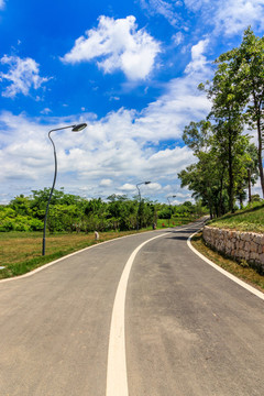 藍(lán)天白云馬路