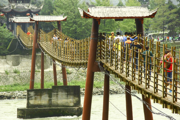 都江堰過(guò)江索橋