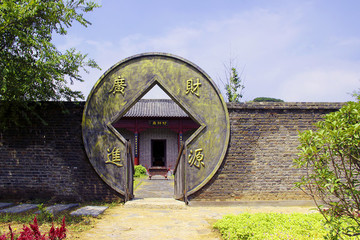 鄉(xiāng)村財(cái)神廟大門(mén)