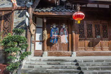 閬中古城中式門