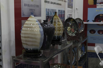 藝術(shù)瓷瓶