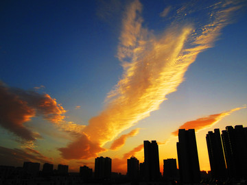 天空火燒云城市剪影