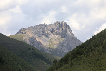 川西風(fēng)光甘孜縣奶龍山