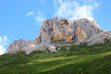 川西風(fēng)光甘孜縣奶龍山