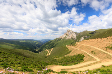 川西風光甘孜縣奶龍山