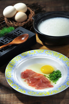 窩蛋牛肉粥